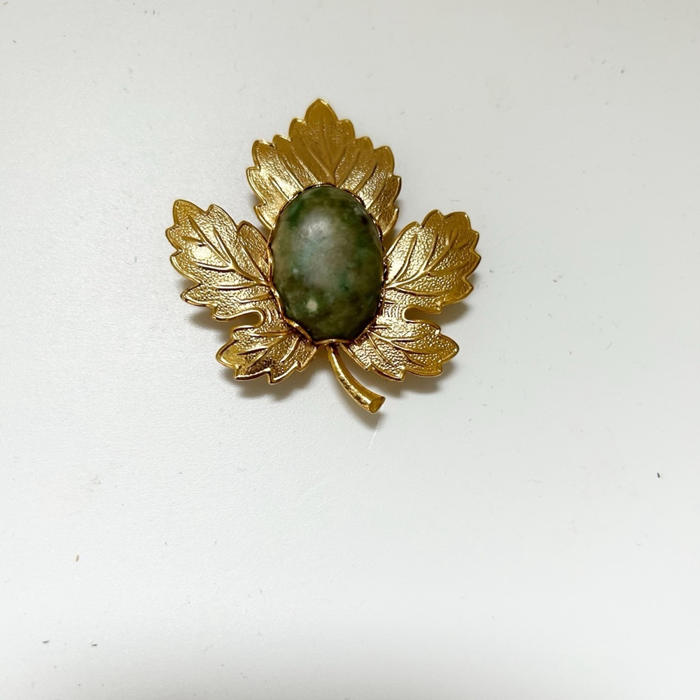 Vintage Gold Tone Maple Leaf Brooch w/Green Oval Stone